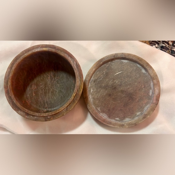 Vintage Zuni bear soapstone trinket box with bear and paws - Picture 5 of 8